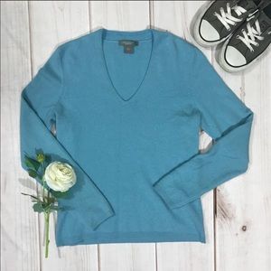 BEAUTIFUL Ann Taylor cashmere sweater! 💙